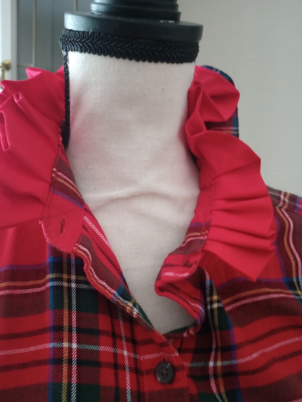 Red Plaid Ruffled Collar Tie-Front Shirt - Picture 6 of 11